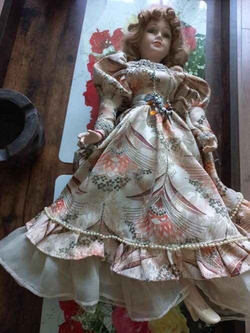 Porseleinen pop{55cm}in Victoriaanse klederdracht, Verzamelen, Poppen, Gebruikt, Pop, Verzenden