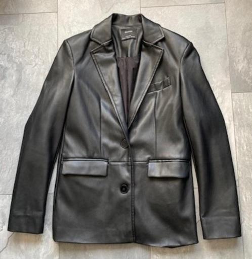 Gevoerd zwart kunst leren jasje van Bershka, maat XS (qwe), Kleding | Dames, Jasjes, Kostuums en Pakken, Zo goed als nieuw, Jasje