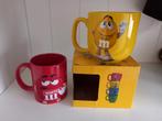 2 M&M mokken geel en rood, Ophalen of Verzenden, Nieuw, Overige stijlen, Kop(pen) en/of Schotel(s)