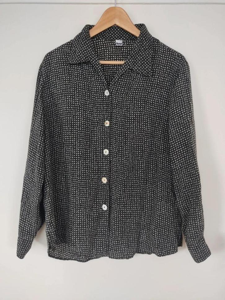 Zwarte cupro blouse met grafische print Tru 40, Kleding | Dames, Blouses en Tunieken, Zo goed als nieuw, Maat 38/40 (M), Zwart