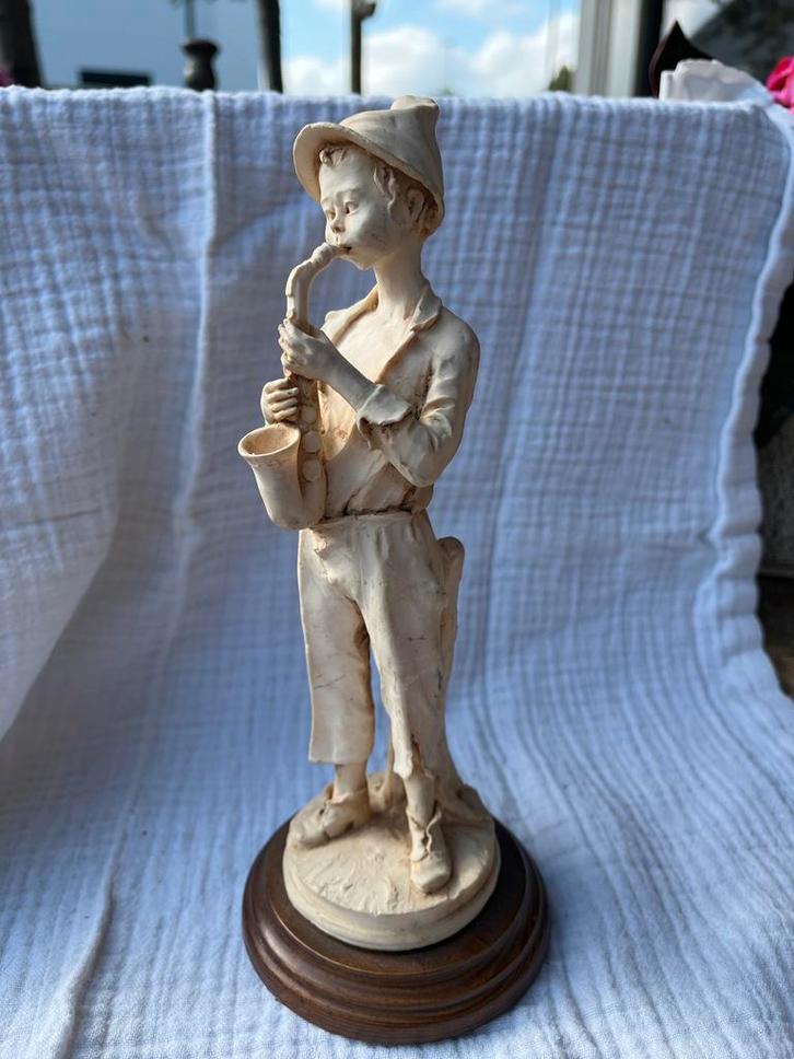 Italiaans Beeld: Jongen met Saxofoon - AD Italy Gemerkt, Antiek en Kunst, Kunst | Beelden en Houtsnijwerken, Ophalen of Verzenden