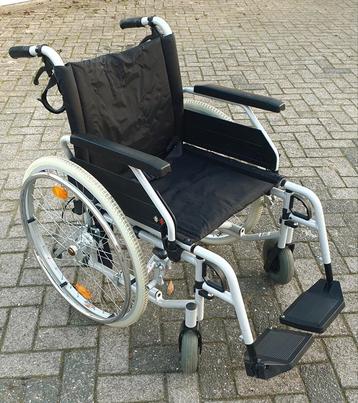 Nette rolstoel inklapbaar met remmen voor de begeleider  beschikbaar voor biedingen