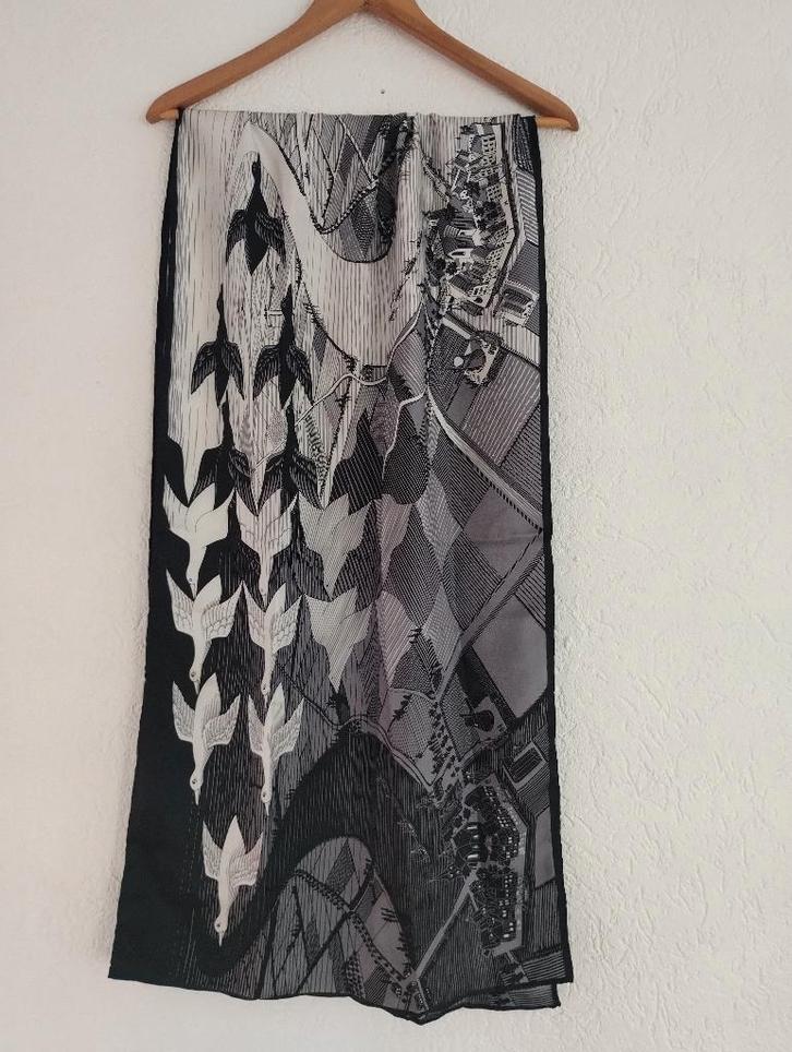 MC Esher 100% zijden sjaal, Kleding | Dames, Mutsen, Sjaals en Handschoenen, Zo goed als nieuw, Sjaal, Maat 46/48 (XL) of groter