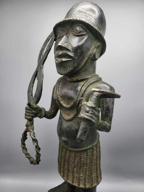 Bronzen krijger koning van benin city 50 cm, Antiek en Kunst, Kunst | Niet-Westerse kunst, Ophalen of Verzenden
