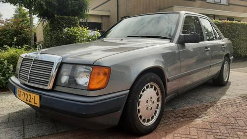 Mercedes-Benz W124 200-serie 300 E 1986 AUTOMAAT LEER, Auto's, Oldtimers, Particulier, Centrale vergrendeling, Elektrische stoelverstelling