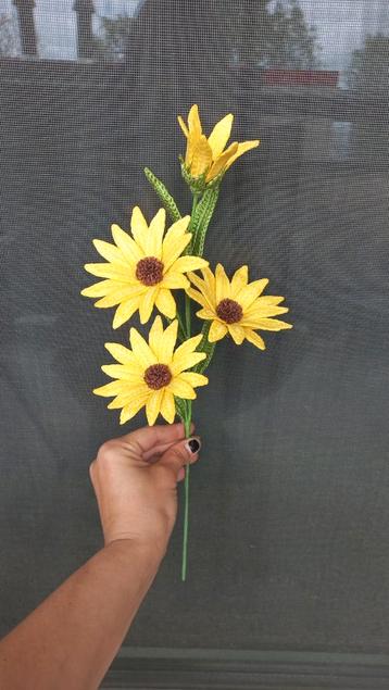 Takje van gehaakte mini-zonnebloemen beschikbaar voor biedingen