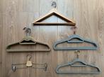 Verschillende kledinghangers hout & stof, Kleding | Dames, Kledinghangers, Ophalen of Verzenden, Gebruikt, Hout, Volwassenen