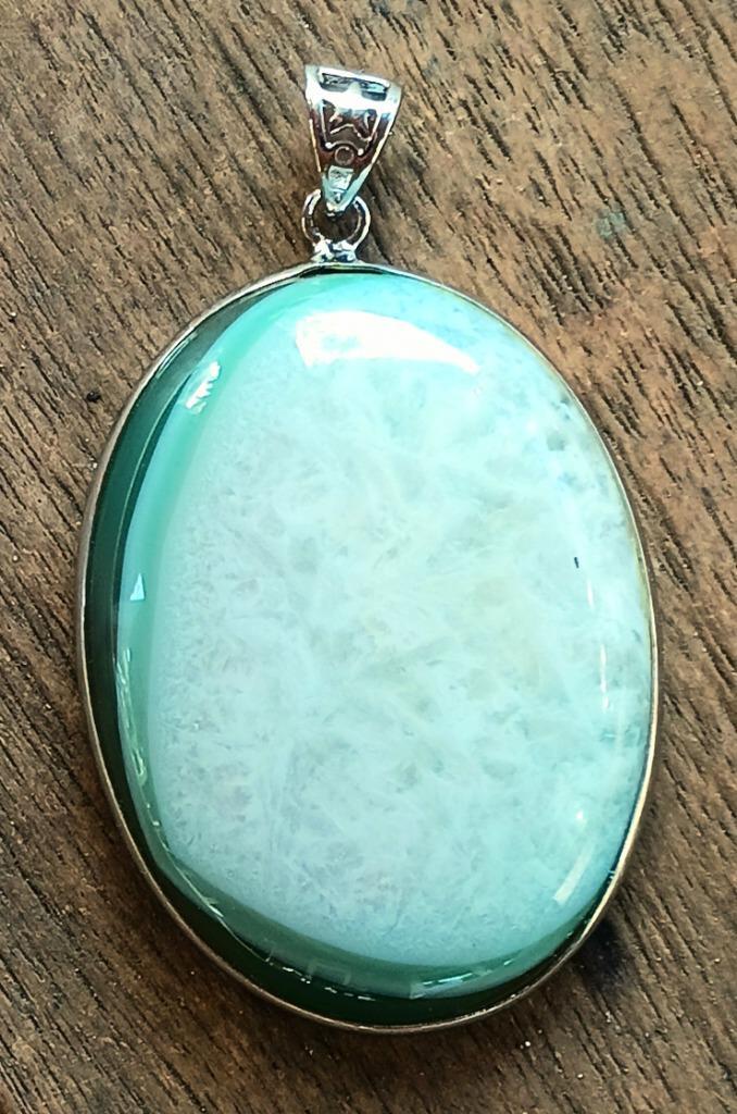 DB57 Ketting hanger groenwitte agaat in zetting 38x30mm, Sieraden, Tassen en Uiterlijk, Kettinghangers, Nieuw, Steen of Mineraal