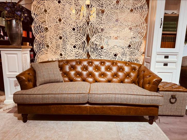 STOF CHESTERFIELD 2,5 ZITS BANK 'EDGAR' tweed cognac leer, Huis en Inrichting, Banken | Bankstellen, Nieuw, 75 tot 100 cm, Stof