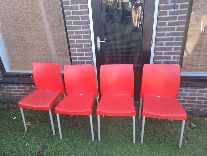 Set van 4 rode kunststof stoelen met aluminium onderstel, Huis en Inrichting, Stoelen, Ophalen
