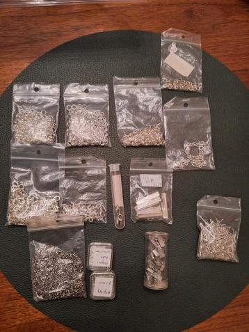 Partij slotjes, knijpkralen, kettelstiften en ringetjes  beschikbaar voor biedingen