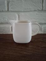 Vintage wit melkkannetje. New Linnen (V&D). H 8 cm., Huis en Inrichting, Keuken | Servies, Ophalen of Verzenden, Zo goed als nieuw