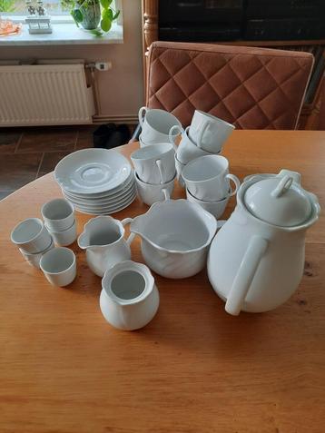 Wit servies beschikbaar voor biedingen