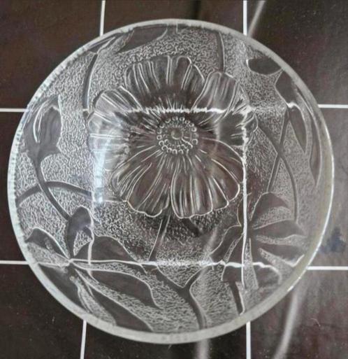 Glazen schaaltje met Bloem motief, Huis en Inrichting, Woonaccessoires | Schalen en Manden, Zo goed als nieuw, Rond, Glas, Ophalen of Verzenden