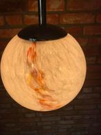 Bolvormige hanglamp met marmereffect jaren 70, Ophalen of Verzenden, Gebruikt, Glas, Minder dan 50 cm