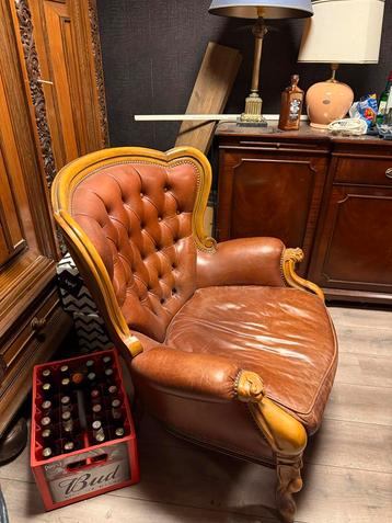 GRATIS 3x Antieke Lederen Fauteuil met Houten Frame beschikbaar voor biedingen