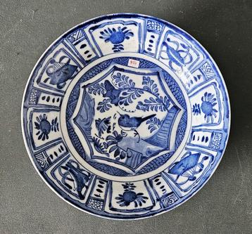  porseleinen schotel is een voorbeeld van Kraakporselein. beschikbaar voor biedingen