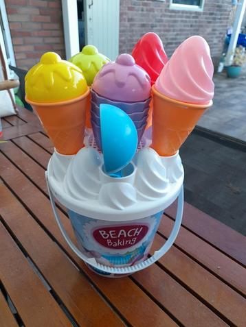 Strand emmer met ijsjes figuren, en zeefje en schepje in 1 beschikbaar voor biedingen