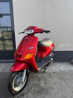Piaggio zip type 2 brom rood Nederlands kenteken, Fietsen en Brommers, Scooters | Piaggio, Ophalen of Verzenden, Zo goed als nieuw