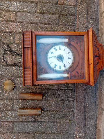 Vintage oude wandklok met slinger en 2 gewichten  beschikbaar voor biedingen