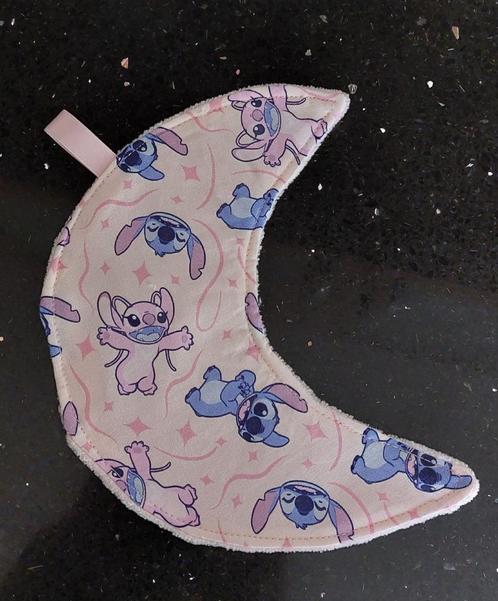 Nieuw- knisperdoekje Stitch en Angel halve maan, Kinderen en Baby's, Speelgoed | Babyspeelgoed, Nieuw, Overige typen, Met geluid