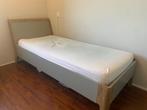 Eenpersoonsbed met lattenbodem en nachtkastje, Ophalen, 90 cm, Eenpersoons, Zo goed als nieuw