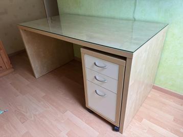 IKEA bureau met glasplaat en inclusief ladekast met wielen beschikbaar voor biedingen
