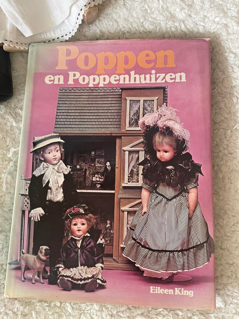 Mooi boek overAntieke Poppen en Poppenhuizen, Verzenden, Gebruikt
