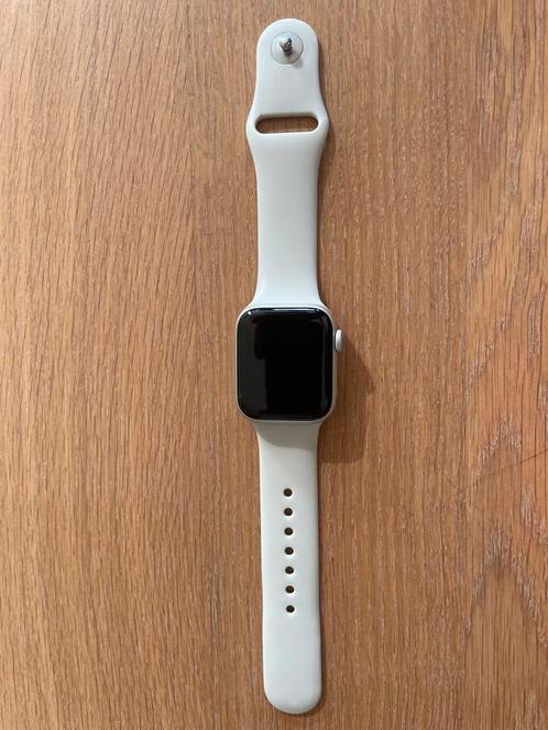 Apple Watch SE 40mm Sterrenlicht GPS Sportbandje M/S, Sieraden, Tassen en Uiterlijk, Sporthorloges, Zo goed als nieuw, iOS, Zilver