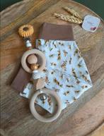 Cadeauset • Babybroekje & wagenhanger • Handgemaakt, Kraamcadeau, Nieuw, Ophalen of Verzenden, Saluty's kinder- en kraamcadeaus