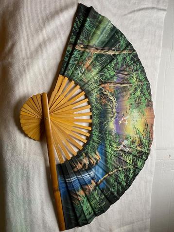 Houten waaier met een kleurrijke voorstelling op linnen doek beschikbaar voor biedingen