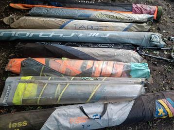 Diverse surf zeilen ,masten ,gieken beschikbaar voor biedingen