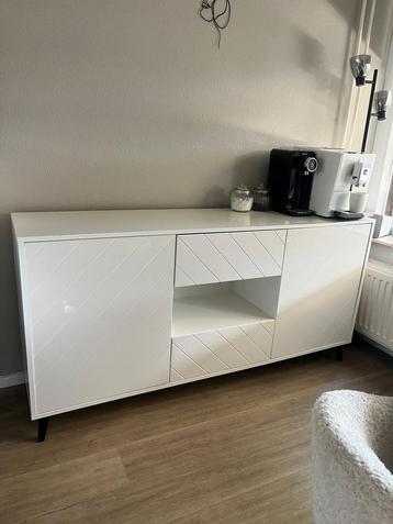Wit hoogglans Dressoir en bijpassende Koffietafel  beschikbaar voor biedingen
