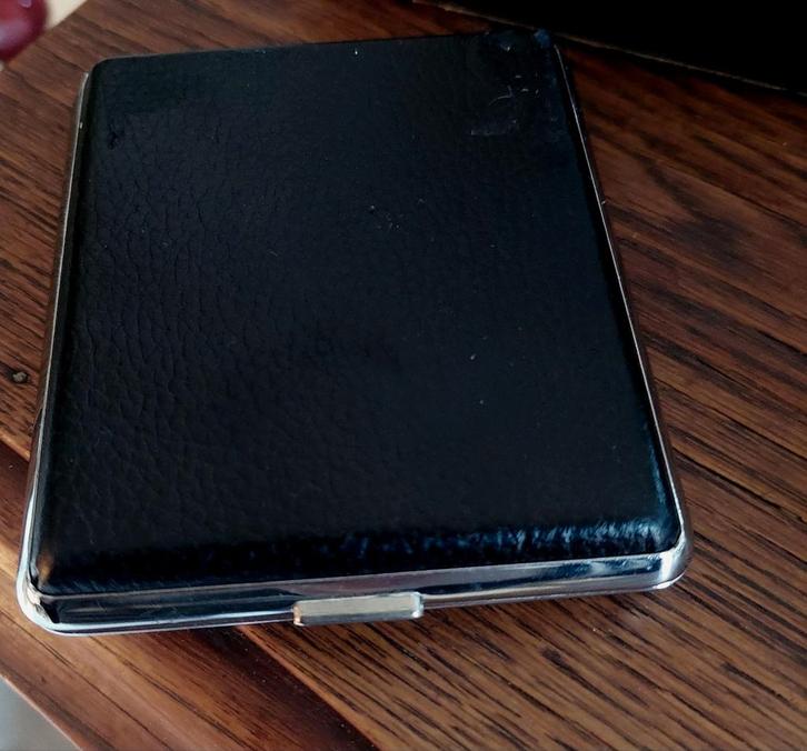 Vintage sigaretten doosje met leerlook, Verzamelen, Rookartikelen, Aanstekers en Luciferdoosjes, Zo goed als nieuw, Tabaksdoos of Verpakking