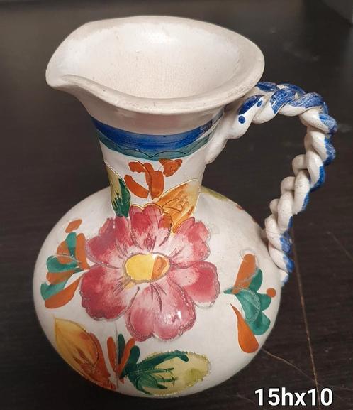 Aardewerk wit vaasje, kannetje met roze bloemdecoratie, Huis en Inrichting, Woonaccessoires | Vazen, Gebruikt, Minder dan 50 cm