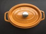 Staub - ovale cocotte in gietijzer, Huis en Inrichting, Keuken | Potten en Pannen, Kookpan of Snelkookpan, Gebruikt, Gietijzer