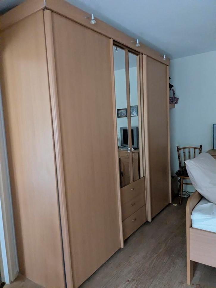 Ruime kledingkast met schuifdeuren, Huis en Inrichting, Kasten | Kledingkasten, Gebruikt, 200 cm of meer, 200 cm of meer, 50 tot 75 cm