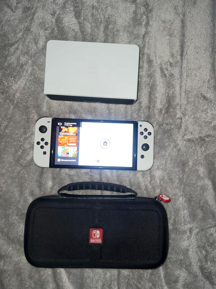 Nintendo switch oled+opberg doos+2 joycons + controler lader, Spelcomputers en Games, Games | Nintendo Switch, Zo goed als nieuw