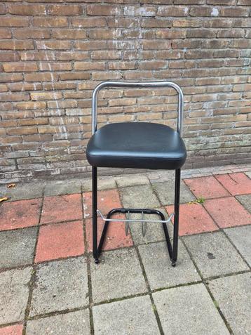 Barkruk met rugleuning  beschikbaar voor biedingen
