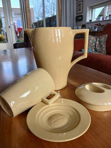 Wedgwood Bournvita set, chocolade kan en beker met deksel  beschikbaar voor biedingen