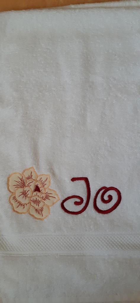 Geborduurde Handdoek - Bloem & Naam 'JO', Huis en Inrichting, Badkamer | Badtextiel en Accessoires, Nieuw, Handdoek, Ophalen