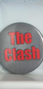 The Clash Button Badge Pin Vintage Zeldzaam Concert 80s, Verzamelen, Speldjes, Pins en Buttons, Ophalen of Verzenden, Zo goed als nieuw