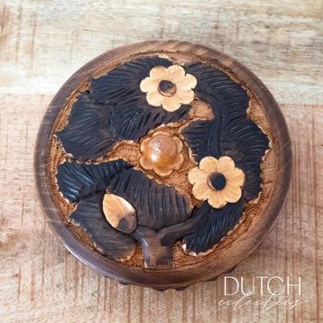 Vintage rond houten doosje met bloemensnijwerk beschikbaar voor biedingen