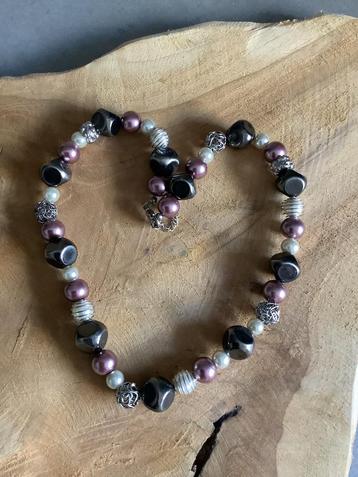 Nieuw! Taupe kleurige ketting met metalen kralen beschikbaar voor biedingen