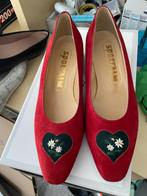 dames schoen in folklore stijl, Pumps, Ophalen of Verzenden, Zo goed als nieuw, Rood