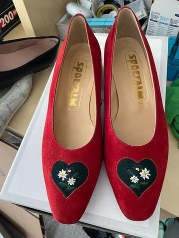 dames schoen in folklore stijl beschikbaar voor biedingen