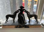 Artdeco beeld van vrouw met twee hazewind honden, Antiek en Kunst, Ophalen of Verzenden