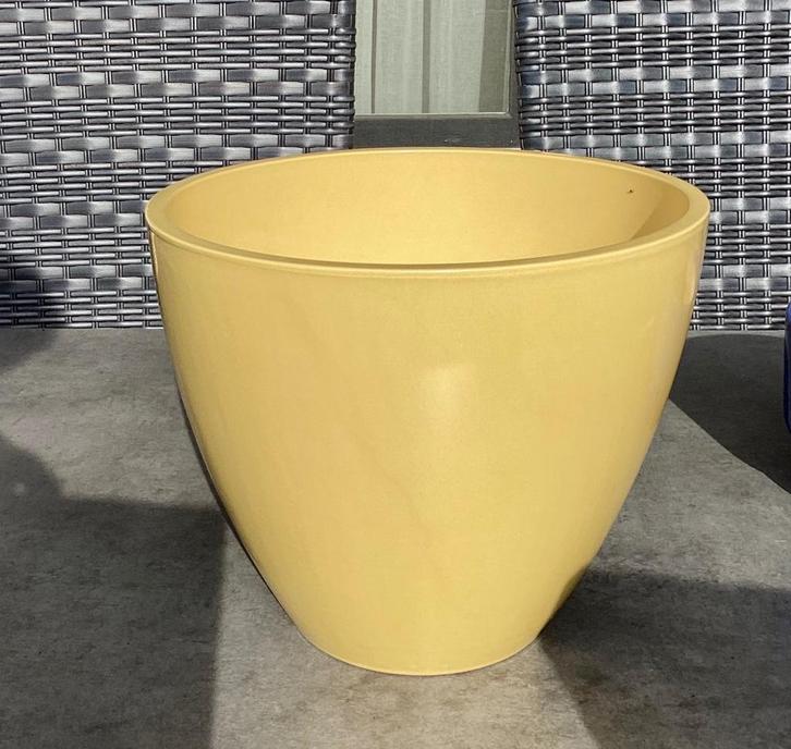 Puntgaaf! Grote ronde oker/geelkleurige bloempot Ø 30 cm, Tuin en Terras, Bloempotten, Zo goed als nieuw, Aardewerk, Binnen, Minder dan 40 cm