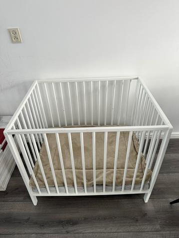 Witte babybox beschikbaar voor biedingen