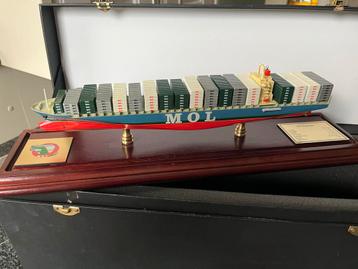 MOL Container Schip Model in Vitrine beschikbaar voor biedingen